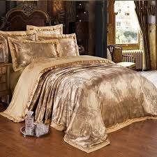 Seluruh motif sprei ini dapat digunakan sebagai sprei, bed cover (selimut), sarung bantal, sarung guling, quilt cover / duvet cover. 4pcs Silk Satin Luxury Duvet Cover Sets Bed Sheets Cover Pillowcase Bedding Set Home Garden Patterer Bedding
