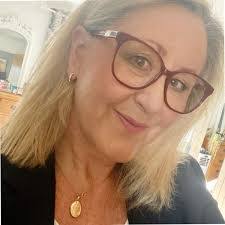 Toni Gilson's Instagram, Twitter & Facebook