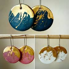 pendientes hechos de arcilla y oro es divertido probarlos como diy excel polymer clay jewelry diy diy clay earrings clay jewelry diy