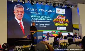 Kunjungan hormat rasmi ke atas timbalan ketua pengarah perisikan pertahanan. Malaysiakini Dasar Pendidikan Tak Patut Berubah Setiap Kali Menteri Bertukar