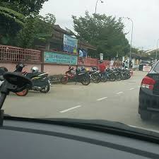 Pelajar ahli kelab muzik telah berlatih persembahan dikir barat dan tarian tradisional di dalam bilik. Smk Seremban 2 High School In Seremban