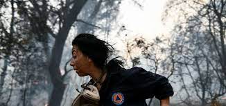 Τον γύρω του διαδικτύου κάνουν τις τελευταίες ώρες οι φωτογραφίες της εθελόντριας πυροσβέστριας, κατερίνας ιωαννίδου, η οποία μάχεται με τις φλόγες, που καταστρέφουν τα πάντα στο πέρασμά τους. Cg5luspxtazgym