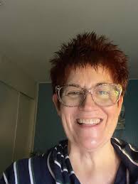 Short haircut with natural cowlicks