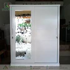 Produk furniture lemari pakaian yang kami produksi ini menggunakan material kayu jati dan kayu mahoni yang bisa anda pesan dengan sesuai. Lemari Baju Sliding 2 Pintu Jumbo Duco Putih Griya Mebel