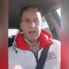 الأستاذ الموقوف يرد على مول الحوت لي هان الاستاذ تاعو و استهزء بسيارتو  الصغيرة ، و ينعته بألفاض قبيحة