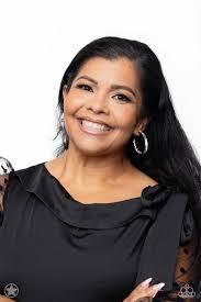 Leah Peek's Instagram, Twitter & Facebook