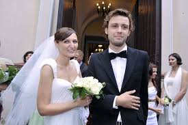 Kariera gwiazdy rozpoczęła się wydanym w 1998 roku albumem. Reni Jusis Wiek Dzieci