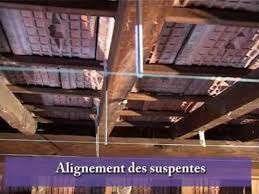 Adaptée aussi bien aux toitures inclinées qu'aux combles perdus et aménageables, la laine de verre se présente sous il doit donc être posé dans un bâtiment sain et de manière irréprochable pour qu'aucune. Isolation Du Grenier Par La Sous Toiture C Isover Sur Maisonbrico Com Youtube
