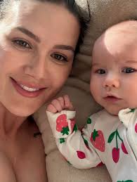 A quick selfie but not without Mia >>>