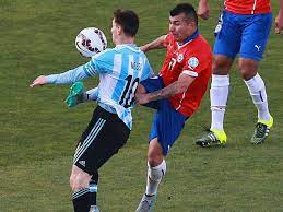 2019 kupa amerika arjantin şili maçında ortalık müsabakanın 37. Video Gary Medel Tritt Lionel Messi In Den Magen Goal Com