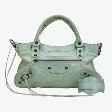 6,235 likes · 17,102 talking about this. 15 Vogue Editors Remember Their First Designer Bags Vogue