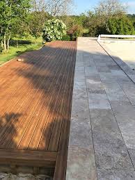 La terrasse de la piscine est souvent construite en bois en raison des innombrables qualités de ce matériau. Terrasse Et Plage De Piscine