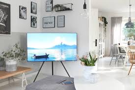 Wir haben verschiedene marken getestet und wir zeigen unseren lesern aufhängung hier alle ergebnisse. Der Neue Samsung Qled Tv Zuhause Bei Brittabloggt Auf Dem Staffeleifuss Mit Seinen Schragen Beinen Wirkt Der Fernseher Wie Ein Designobjekt Solebich De