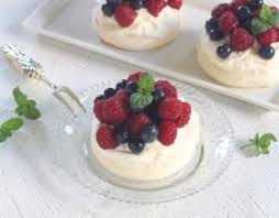 Recette Mini Pavlovas Aux Fruits Rouges Recette Recette Entremet Desserts Aux Fruits Mini Desserts