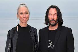 Bill and ted stars keanu reeves and alex winter surprised the san dimas high class of 2020 with a video message at their graduation. Keanu Reeves Freundin Deshalb Farbt Sie Ihre Grauen Haare Nicht Gala De