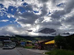 The event welcomes 12,000 cyclists each year, who are drawn by the magnificent mountain terrain, challenging route and, no doubt, the tv interest. Maratona Dles Dolomites Traum Jedes Radfahrers Velomobil