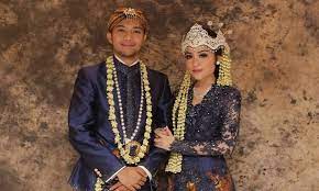 Pakaian adat jawa barat khususnya pakaian adat sunda bisa di katakan terlalu istimewa. 5 Pakaian Adat Jawa Barat Beserta Aksesoris Dan Kelengkapannya