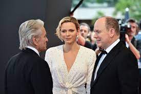 Championne olympique de natation, charlène épouse le prince souverain albert ii de monaco en 2011. Charlene De Monaco Audace Et Decollete En Louis Vuitton Pour Michael Douglas Robe De Mariee Charlene De Monaco Monte Carlo