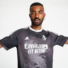 The team have always played at home in white, earning themselves the nickname of the 'merengues' or meringues in english. T Shirts Adidas Real Madrid Human Race Jersey Black White Footshop