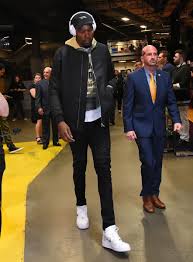Off White Air Force 1 Black Outfit Pre Game Heat Lebron James Kevin Durant In The Off White X Nike Air Force 1 Eu Kicks Sneaker Magazine Outfits With Leggings Black Casual Outfits Trending Outfits