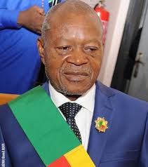 ENFANT DU BÉNIN DEBOUT