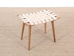 tabouret repose ou pied scandinave en lanieres cuir tabouret bois et cuir tabouret bois