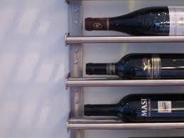 Le métal et le bois massif lui donnent un aspect brut et solide. Grundtal Wine Rack Ikea Hackers