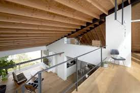 Desain rumah 3 lantai dengan atap miring aksen kayu. Desain Rumah Minimalis Atap Unik Arsitek Jepang Mrd Hip Roof House Roof Architecture Design