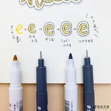 今回はマーカーとミリペンを使ってデコ文字を書いてみました 先にマーカーで書いた文字をふちどりするので難しい形にもチャレンジしやすいですよ 文字の拡大です 文字にツヤを足したり周りを線で囲み グレー デコ 文字 文字の書き方 手書きフレーム