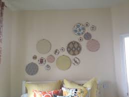 Diy Wall Art That Is So Easy It S Just Fabric In Embroidery Circles To Figure Out Placement I Used Those Big Post It But Diy Wall Art Home Decor Decals Decor