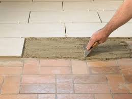 Der Zahn Der Zeit Ist Nicht Die Einzige Ursache Fur Die Renovierungsbedurftigkeit Mancher Bodenbelage In Unserem Fall Waren Fliesen Legen Fliesen Alte Fliesen