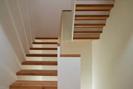 Durch Lassige Treppen Schlichte Formensprach Mdf Gelander Aufgesetzter Handlauf Haus Innenarchitektur Innenarchitektur Inneneinrichtung