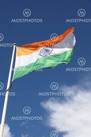 Drei gleich große horizontale streifen (safran/dunkles orange, weiß, grün) mit einem blauen chakra (24speichiges rad) in der. Indiens Flagga By Roland Magnusson Mostphotos