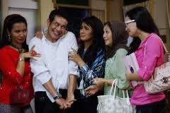 The tale centers on an effective plastic bowl businessman from perak called dr k, who's currently reached the quota of four spouses, all who are from different states. Kahwin 5 Movie Release Showtimes Trailer Cinema Online