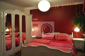 Das schlafzimmer, auch schlafkammer (kleines schlafzimmer), schlafstube oder kubikel genannt, ist ein zimmer einer wohnung oder eines wohnhauses, das von den benutzern hauptsächlich zum schlafen genutzt wird. Schlafzimmer Rot Weiss Leinwandbilder Bilder Trosten Bettzeug Laminat Myloview De