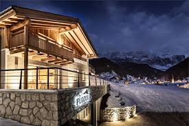 Gli accoglienti appartamenti bilocali arbea in val gardena, a pochi minuti da ortisei, combinano l'eredità della tradizione ladina con un'estetica contemporanea e servizi all'avanguardia. Appartamento A Selva Di Val Gardena