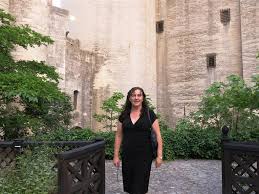 Tarascon est située près de la rive gauche du rhône, limitrophe de la ville de beaucaire dans le gard avec laquelle elle forme une agglomération d'environ 30 000 habitants. Thursday June 13 Tarascon And Avignon Asdruebal