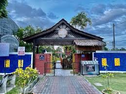 Ditubuhkan sejak 1988, ia merupakan taman burung yang pertama dan terbesar seumpamanya di malaysia. Penang Kini Bestnya Dapat Pi Ke Taman Burung Kulim Facebook