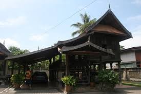 Suku banjar biasanya menamakan rumah tradisonalnya dengan sebutan rumah banjar atau rumah bahari. Rumah Anjung Warisan Jejak Mihrab Mimbar