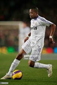 El 7 de mayo de 2008 real madrid y barcelona se enfrentaban en el santiago bernabéu en un clásico intrascendente en la. Robinho Of Real Madrid Controls The Ball During The La Liga Match Robinho Real Madrid Real Madrid La Liga