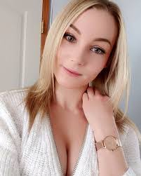 Lisa Peach's Instagram, Twitter & Facebook