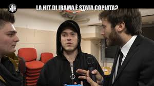 Scritto dallo stesso irama, il brano racconta di un flirt estivo vissuto con spensieratezza. La Hit Nera Di Irama E Un Plagio Le Iene