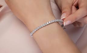 what is a diamond tennis bracelet