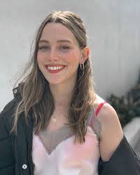 Victoria Pedretti Source On Instagram New Old Bts Pics Of Victoria On Set Of You Season2 Then0t0ri0usvip Victoriap In 2020 Brunette Aesthetic Beauty Victoria