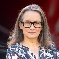 Elisa Hughes's Instagram, Twitter & Facebook