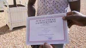 J'ai acheté des petits cadeaux pour tout le monde. Qu Est Ce Que Cette Medaille D Honneur Pour Acte De Courage Et De Devouement Remise A Mamoudou Gassama Lci