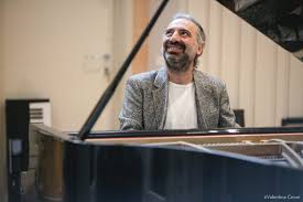 El chakracanta (live in buenos aires) è il nuovo album di stefano bollani in uscita il 26 marzo. Stefano Bollani Chi E Eta Carriera Moglie Ex Figli Tutto Su L Ospite Di Da Noi A Ruota Libera Puglia24news It