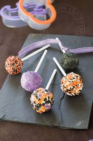 Sucettes Colorees Au Chocolat Blanc Noix De Coco Et Miettes De Biscuit Au Chocolat Chocolat Blanc Sucettes Biscuits Halloween Gateau D Halloween