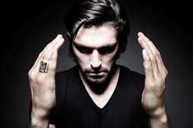 Oscar Graves's Instagram, Twitter & Facebook