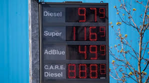 Ein bericht des bundeskartellamts deckt auf, dass die benzinpreise in zukunft noch extremer schwanken werden. Benzinpreis News Der Faz Zum Spritpreisentwicklung